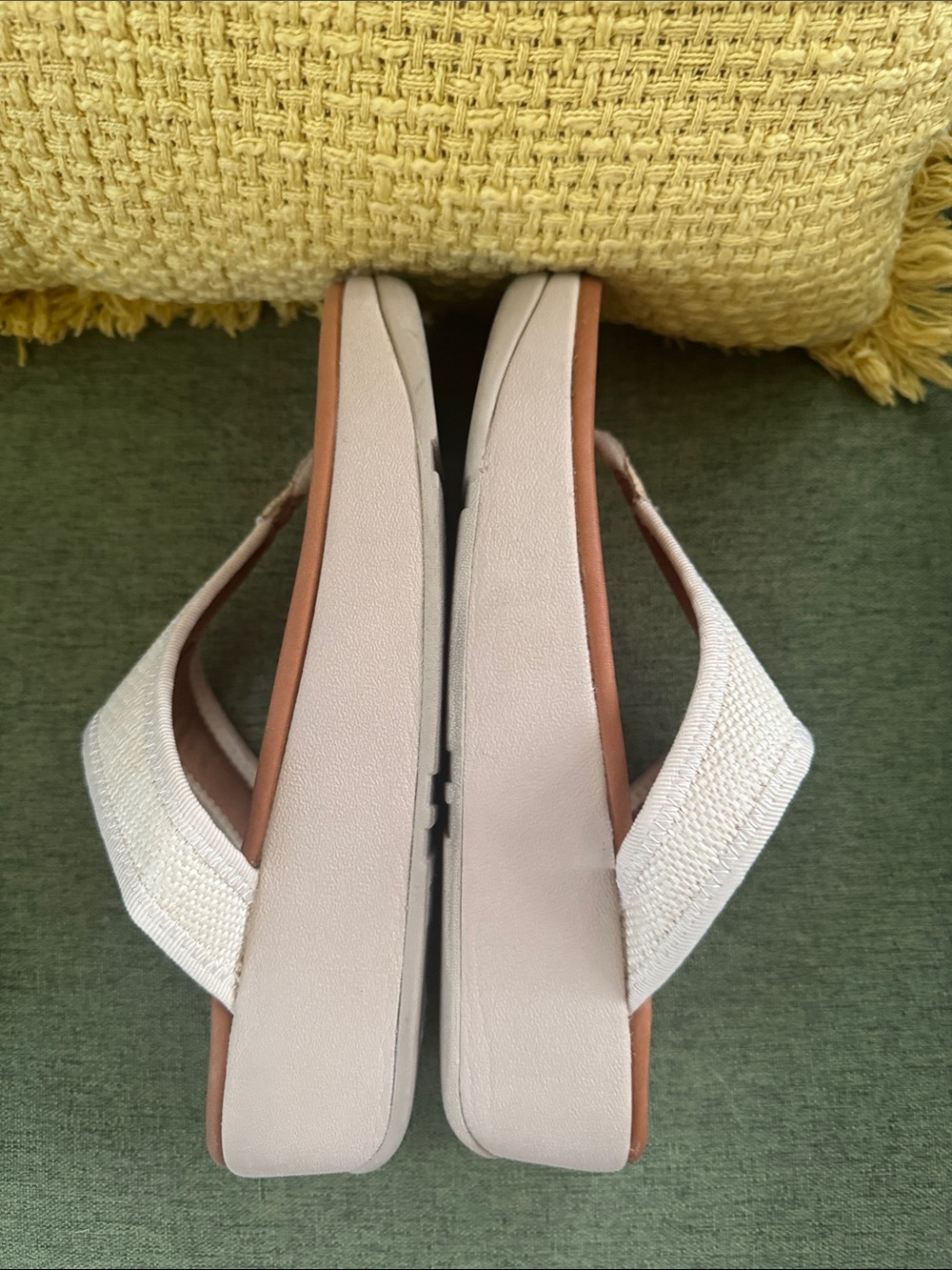 FitFlop Women’s Cream Canvas Wedge Thong Sandals Womens Size 08 - Picture 4 of 5